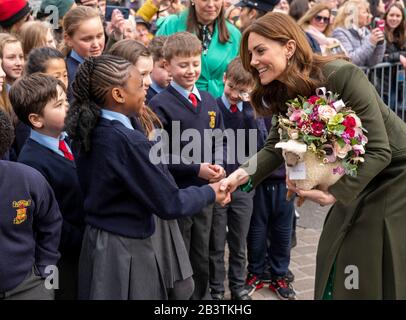 Die Duchess of Cambridge trifft nach einem Besuch in einem traditionellen irischen Pub im Stadtzentrum von Galway am dritten Tag ihres Besuchs in der Republik Irland auf lokale Galwegianer. Stockfoto