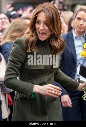 Die Duchess of Cambridge trifft nach einem Besuch in einem traditionellen irischen Pub im Stadtzentrum von Galway am dritten Tag ihres Besuchs in der Republik Irland auf lokale Galwegianer. Stockfoto