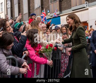Die Duchess of Cambridge trifft nach einem Besuch in einem traditionellen irischen Pub im Stadtzentrum von Galway am dritten Tag ihres Besuchs in der Republik Irland auf lokale Galwegianer. Stockfoto