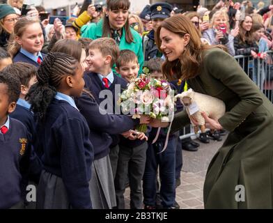 Die Duchess of Cambridge trifft nach einem Besuch in einem traditionellen irischen Pub im Stadtzentrum von Galway am dritten Tag ihres Besuchs in der Republik Irland auf lokale Galwegianer. Stockfoto
