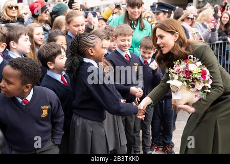Die Duchess of Cambridge trifft nach einem Besuch in einem traditionellen irischen Pub im Stadtzentrum von Galway am dritten Tag ihres Besuchs in der Republik Irland auf lokale Galwegianer. Stockfoto