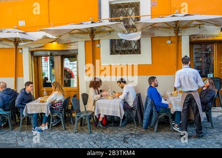 Restaurantterrasse, Trastevere, Rom, Italien Stockfoto