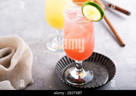 Erfrischende Cocktails oder Mocktails mit Orangen in hohen Gläsern Stockfoto