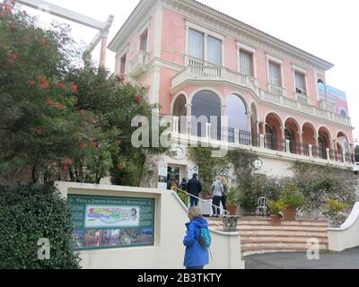 Die äußeren Stufen und der Plan der Gärten am Eingang zur herrschaftlichen Villa Ephrussi de Rothschild, Cap Ferrat an der französischen Riviera. Stockfoto