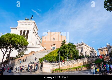 Vittoriano Museum Complex, Basilica di Santa Maria in Ara coelis und Cordonata Capitolina, Piazza Venezia, Rom, Italien Stockfoto