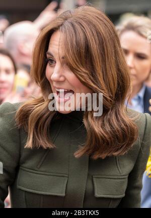 Die Duchess of Cambridge trifft nach einem Besuch in einem traditionellen irischen Pub im Stadtzentrum von Galway am dritten Tag ihres Besuchs in der Republik Irland auf lokale Galwegianer. Stockfoto