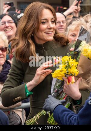 Die Duchess of Cambridge trifft nach einem Besuch in einem traditionellen irischen Pub im Stadtzentrum von Galway am dritten Tag ihres Besuchs in der Republik Irland auf lokale Galwegianer. Stockfoto