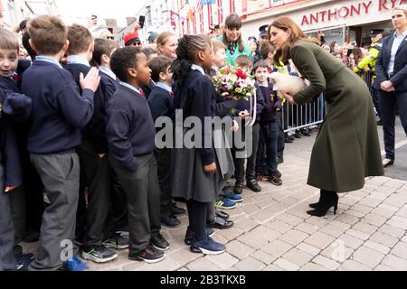 Die Duchess of Cambridge trifft nach einem Besuch in einem traditionellen irischen Pub im Stadtzentrum von Galway am dritten Tag ihres Besuchs in der Republik Irland auf lokale Galwegianer. Stockfoto
