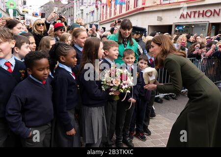 Die Duchess of Cambridge trifft nach einem Besuch in einem traditionellen irischen Pub im Stadtzentrum von Galway am dritten Tag ihres Besuchs in der Republik Irland auf lokale Galwegianer. Stockfoto