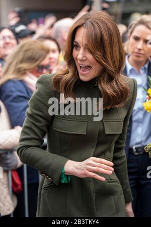 Die Duchess of Cambridge trifft nach einem Besuch in einem traditionellen irischen Pub im Stadtzentrum von Galway am dritten Tag ihres Besuchs in der Republik Irland auf lokale Galwegianer. Stockfoto