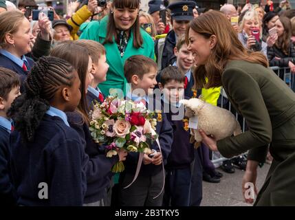 Die Duchess of Cambridge trifft nach einem Besuch in einem traditionellen irischen Pub im Stadtzentrum von Galway am dritten Tag ihres Besuchs in der Republik Irland auf lokale Galwegianer. Stockfoto