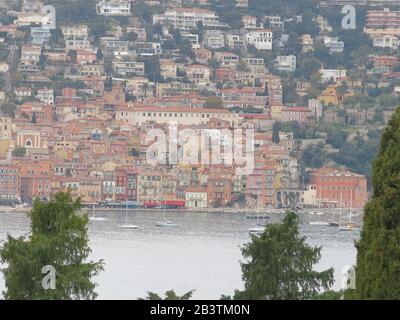 Der Blick vom Cap Ferrat über die Bucht l'Espalmador in Richtung der Küstenstadt Villefranche-Sur-Mer Stockfoto