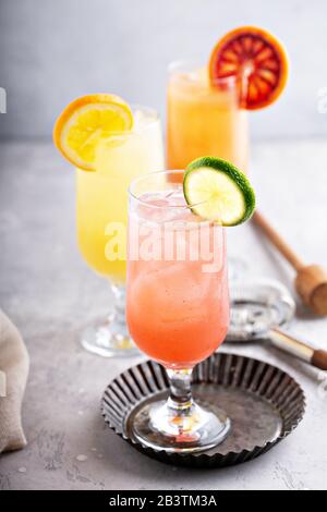 Erfrischende Cocktails oder Mocktails mit Orangen in hohen Gläsern Stockfoto