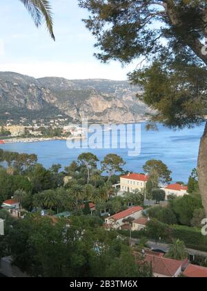 Blick auf einige der prächtigen Villen und die Küste der Halbinsel Cap Ferrat an der Cote d'Azur mit Blick auf das Mittelmeer. Stockfoto
