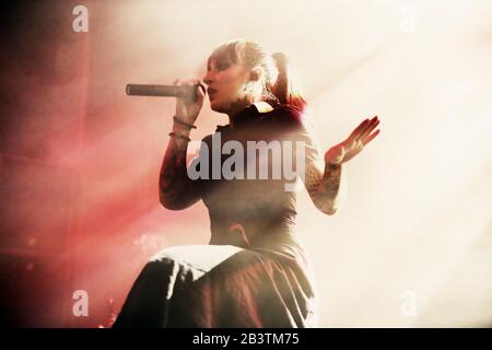 Jinjer, Der An der Manchester Academy Mit Jinjer, Tatiana Shmailyuk, Wo: Manchester, Großbritannien Wenn: 03. Dezember 2019 Kredit: Sakura/WENN.com Stockfoto