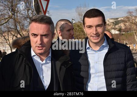 Kandidat für die Bürgermeisterwahlen in Marseille Senator, Stephane Ravier und der MdEP Jordan Bardella Kampagne in Marseille. Stockfoto