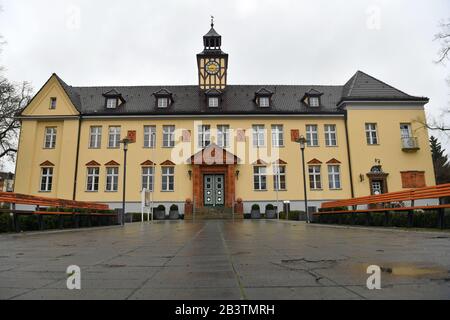 Velten, Deutschland. März 2020. Der Platz vor dem Rathaus ist menschenleer. Kredit: Paul Zinken / dpa-Zentralbild / ZB / dpa / Alamy Live News Stockfoto