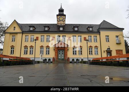 Velten, Deutschland. März 2020. Der Platz vor dem Rathaus ist menschenleer. Kredit: Paul Zinken / dpa-Zentralbild / ZB / dpa / Alamy Live News Stockfoto