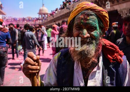 Barsana, Indien. März 2019. Ein alter Mann, der in Farben getraut ist, nimmt während des Festivals Teil.Holi Festival of India ist eine der größten Holi Celebration in Indien, da sich viele Touristen und Anhänger versammeln, um dieses bunte Programm zu beobachten. Kredit: Manish Rajput/SOPA Images/ZUMA Wire/Alamy Live News Stockfoto