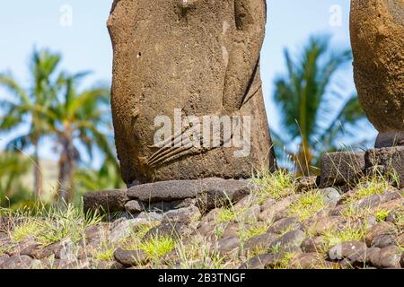 Geschnitzte Hand- und Fingerdetails einer Moai (Statue), die auf Ahu Nao-Nao am Anakena Beach, an der Nordküste der Osterinsel (Rapa Nui), Chile, steht Stockfoto