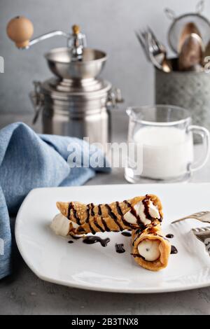 Italienische Dessertkanolli mit traditioneller Ricotta-Füllung Stockfoto