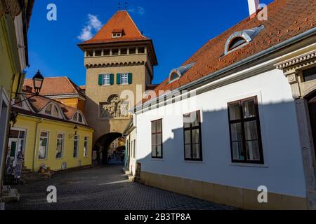 Tor an der schmalen Straße des historischen schönen Koszeg Ungarn. Stockfoto
