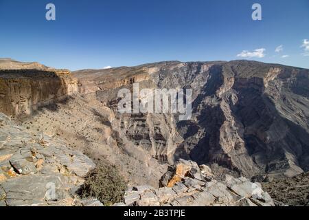 Schöner Blick entlang der Klippe von Jabal Shams bei Nizwa im Oman Stockfoto