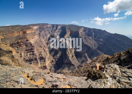 Schöner Blick entlang der Klippe von Jabal Shams bei Nizwa im Oman Stockfoto