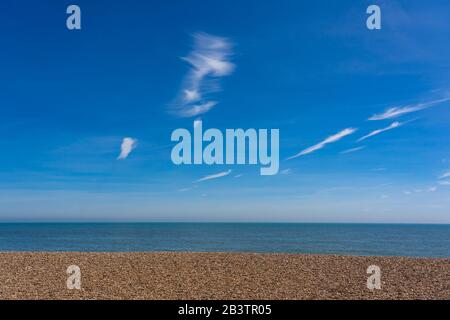 Leerer Strand mit blauem Himmel, Meer und Schindel. Aldeburgh. Suffolk. GROSSBRITANNIEN Stockfoto