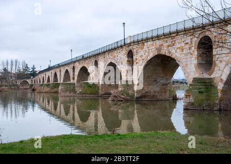 Römische Brücke über den Fluss Duero Stockfoto