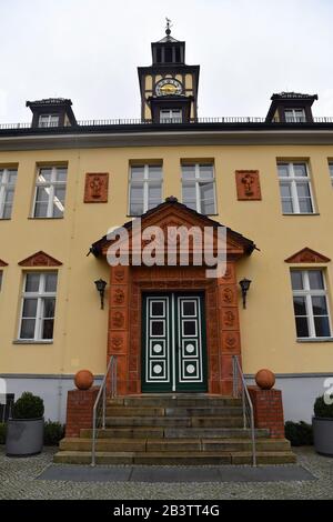 Velten, Deutschland. März 2020. Der Eingang zum Rathaus der Stadt. Kredit: Paul Zinken / dpa-Zentralbild / ZB / dpa / Alamy Live News Stockfoto