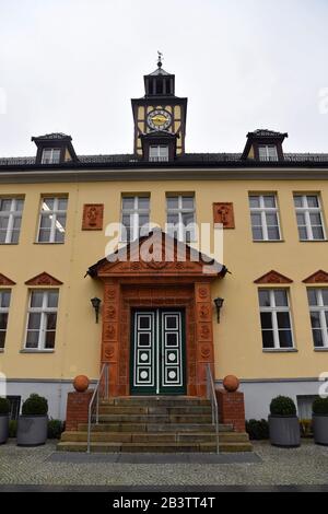 Velten, Deutschland. März 2020. Der Eingang zum Rathaus der Stadt. Kredit: Paul Zinken / dpa-Zentralbild / ZB / dpa / Alamy Live News Stockfoto