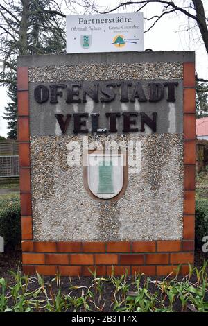 Velten, Deutschland. März 2020. Ofenstadt Velten und das Wappen befindet sich auf einem Stein in der Stadt. Grand Couronne in Frankreich ist Partnerstadt von Velten Credit: Paul Zinken / dpa-Zentralbild / ZB / dpa / Alamy Live News Stockfoto