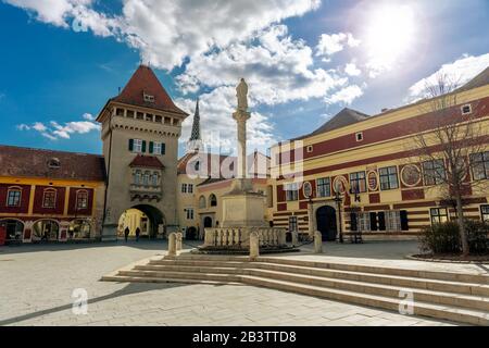 Jurisics-Platz im historischen schönen Koszeg Ungarn mit Statue. Stockfoto