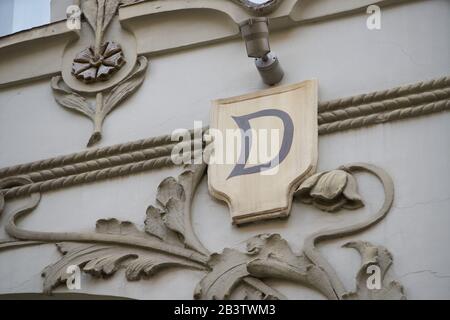 Der Buchstabe D von der gefliesten Straßenschild an der Ziegelwand London England UK Stockfoto