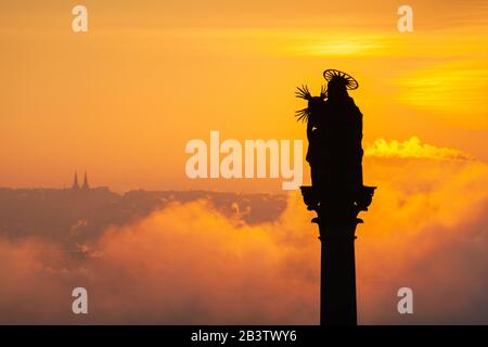 Sonnenaufgang über Kleinseite, Prag, Tschechien. Die Stadt ist ein Hangbereich mit Blick auf die Moldau zur Altstadt. Stockfoto