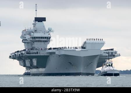 Die "HMS Prince of Wales" kehrt nach Portsmouth Harbor, Großbritannien zurück Stockfoto