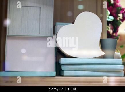 Kreatives Layout mit bunten Blumen, Blättern und Herzform. Jubiläumskonzept.flaches Lay Stockfoto
