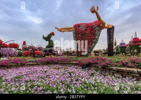 Schöne Blumendekorationen im Wundergarten. Dubai, Vereinigte Arabische Emirate Stockfoto