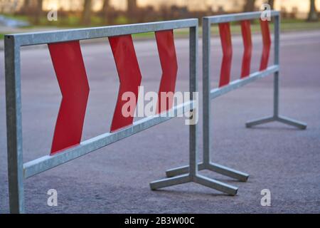 Asphaltstraße mit Chevron-Straßenschildern. Stockfoto