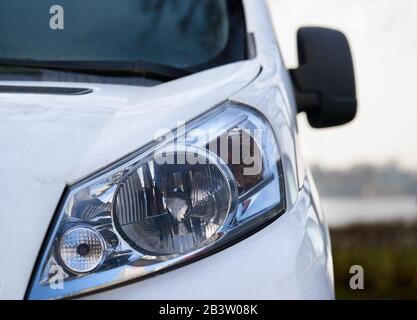 Scheinwerfer der modernen renommierten Auto schließen. Stockfoto