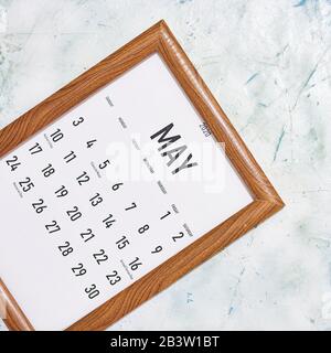 Mai 2020 im Holzbildrahmen platzierter monatlicher Kalender. Ansicht von oben Stockfoto