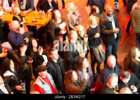 Rosemont, Illinois, Vereinigte Staaten - 29. Februar 2020: Kamil Bednareks Publikum bei seinem Konzert in Rosemont, IL. Stockfoto