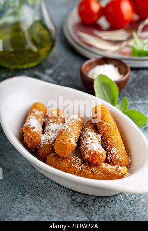 Heiße Mozzarella klebt in einer Backform Stockfoto