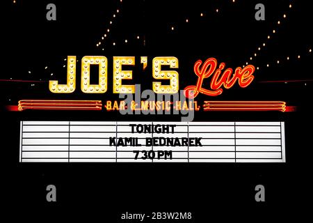 Rosemont, Illinois, Vereinigte Staaten - 29. Februar 2020: Festzelt bei Joe's Live in Rosemont, IL kündigt Kamil Bednareks Konzert an. Stockfoto