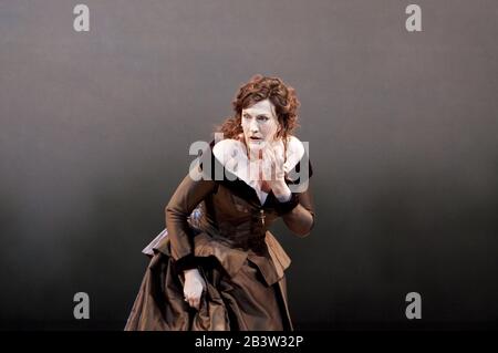 Maria STUARDA (MARY STEWART) von Donizettis Dirigentin: Guido Rumstadt Beleuchtung: Lucy Carter Design & Regie: Antony McDonald Sarah Connolly (Mary Stuart) Opera North, Leeds, England 04.06.2010 Stockfoto