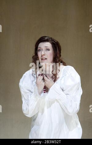 Maria STUARDA (MARY STEWART) von Donizettis Dirigentin: Guido Rumstadt Beleuchtung: Lucy Carter Design & Regie: Antony McDonald Sarah Connolly (Mary Stuart) Opera North, Leeds, England 04.06.2010 Stockfoto