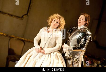 Der ROSENKAVALIER Musik: Richard Strauß Libretto: Hugo von Hofmannsthal Dirigent: Edward Gardner Bühnenbild: David McVicar & Michael Vale Kostüme: Tanya McCallin Originalbeleuchtung: Paule Constable Regisseur: David McVicar l-r: Sophie Bevan (Sophie), Sarah Connolly (Octavian) eine schottische Opernproduktion / English National Opera (ENO), London Coliseum 28/01/WC 2012 Stockfoto