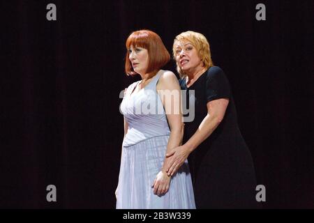 Tristan UND ISOLDE von Wagner-Dirigent: Antonio Pappano Design: Johannes Leiacker Beleuchtung: Olaf Winterdirektor: Christof Loy l-r: Sarah Connolly (Brangane), Nina Stemme (Isolde) The Royal Opera, Covent Garden, London WC2 05/12/2014 Stockfoto