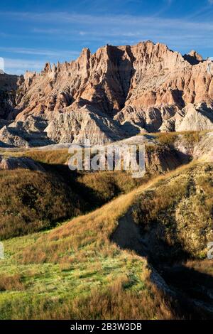 SD00282-00...SOUTH DAKOTA - Farbenfrohe, geschichtete Strebepfeiler entlang der Badlands Loop Road im Badlands National Park. Stockfoto